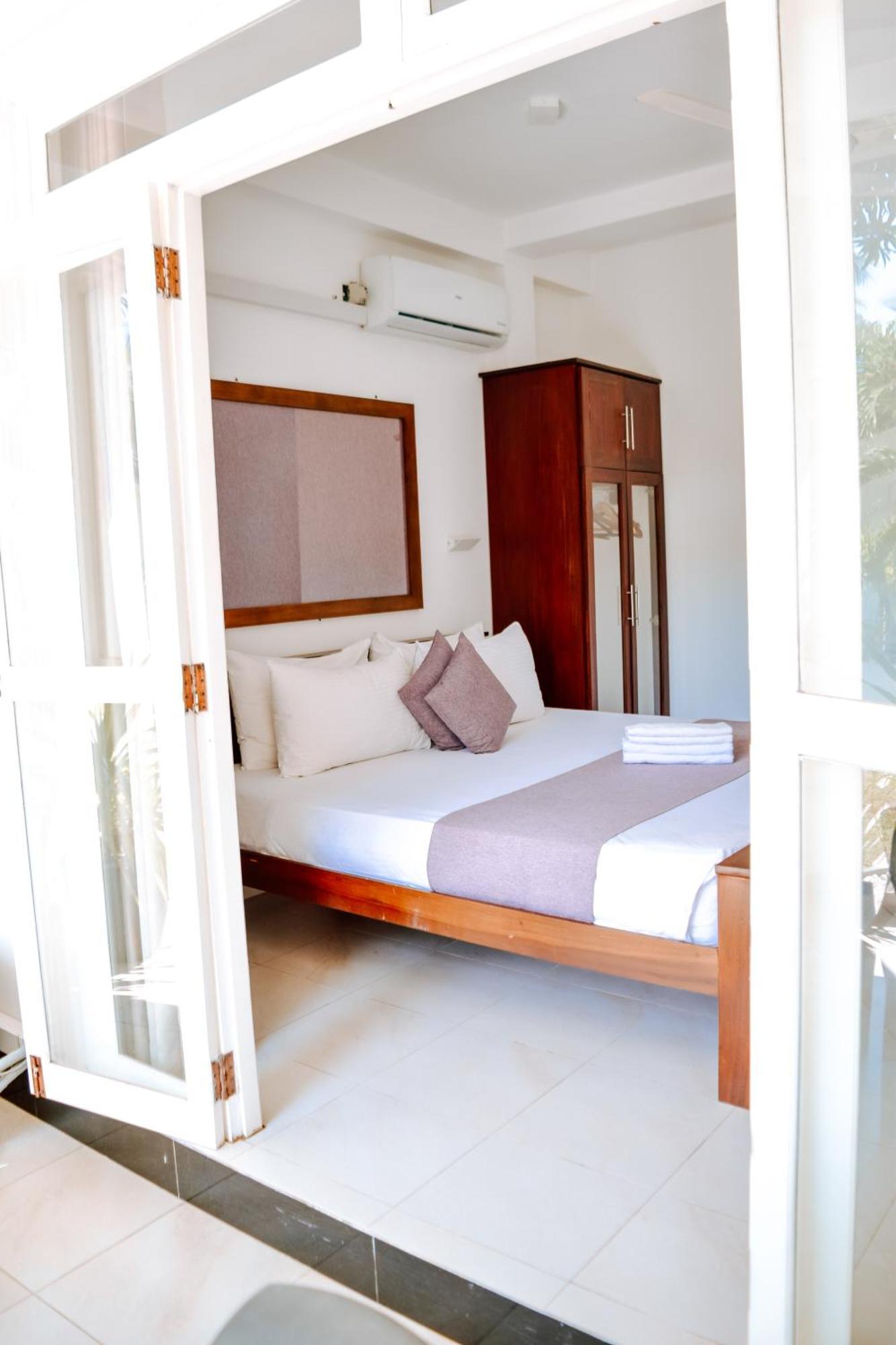 The Bamboo Tree Transit Hotel Katunayaka Exterior foto